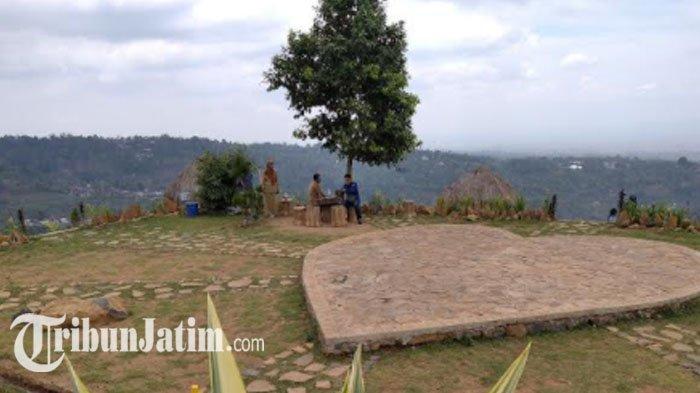 Wisata Bukit Surga yang ada di wilayah Pegunungan Wilis di Desa Bareng Kecamatan Sawahan Kabupaten Nganjuk yang masih terus disempurnakan diharapkan akan mampu menarik kunjungan wisatawan datang ke Nganjuk.
