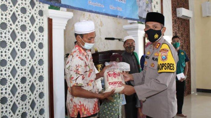 Kapolres Bangkalan, AKBP Didik Hariyanto menyalurkan zakat fitrah dan zakat mal di masjid Mapolres Bangkalan, Senin (10/5/2021)