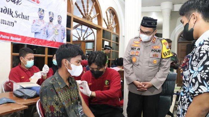 Jelang Mudik Lebaran, Polres Nganjuk Gencarkan Vaksinasi Booster untuk Santri Ponpes