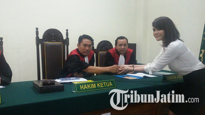 Gagal Tampil di Pesta Malam Tahun Baru, Artis Seksi Katty Butterfly Disidang di PN Kepanjen Malang