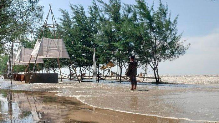 Pantai Cemara Tuban adalah destinasi wisata pesisir di Desa Sugihwaras, Kecamatan Jenu, Jawa Timur. 