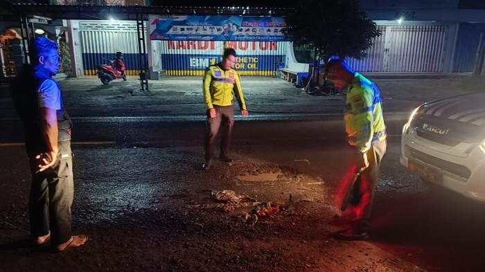 OLAH TKP - Petugas Satlantas Polres Ponorogo saat melakukan olah TKP kecelakaan tunggal akibat jalan berlubang di Jalan Raya Ponorogo-Trenggalek, Desa Campursari, Kecamatan Sambit, Kabupaten Ponorogo, Jatim. Jalan berlubang di Jalan Raya Ponorogo-Trenggalek, Desa Campursari, Kecamatan Sambit, Kabupaten Ponorogo, Jatim memakan korban. 