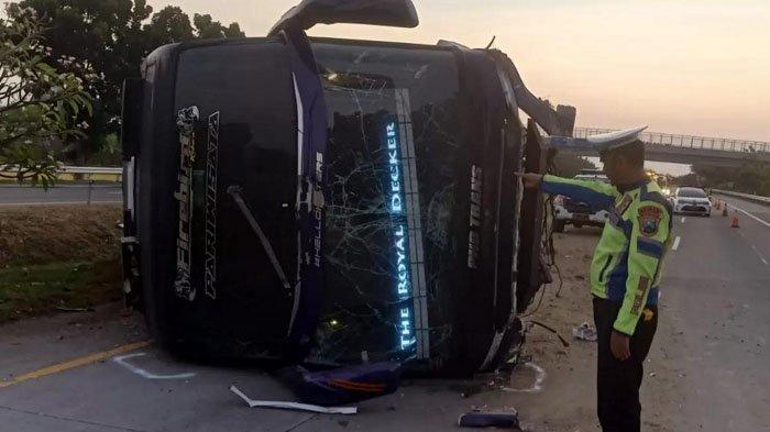 Kecelakaan di Jombang, Bus Pariwisata Terguling, Rusak Parah di Bagian Depan