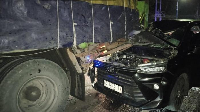TKP - Petugas Satlantas Polres Ponorogo saat melakukan olah tkp antara truk vs mobil di Jalan Raya Ponorogo-Madiun km 5-6, Kabupaten Ponorogo, Jatim. Insiden yang tepat di depan Taman Wengker Ponorogo itu mengakibatkan satu orang mengalami luka ringan dan harus mendapatkan perawatan medis.