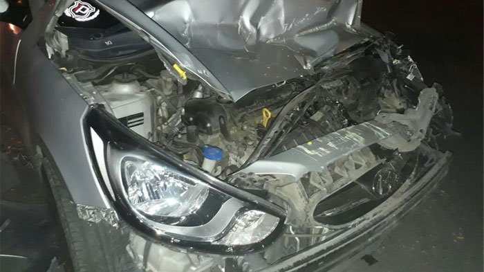 Mobil yang Dikendarai Pelajar SMA Tabrak Truk yang Sedang Ganti Ban di Tol Waru-Sidoarjo KM 21