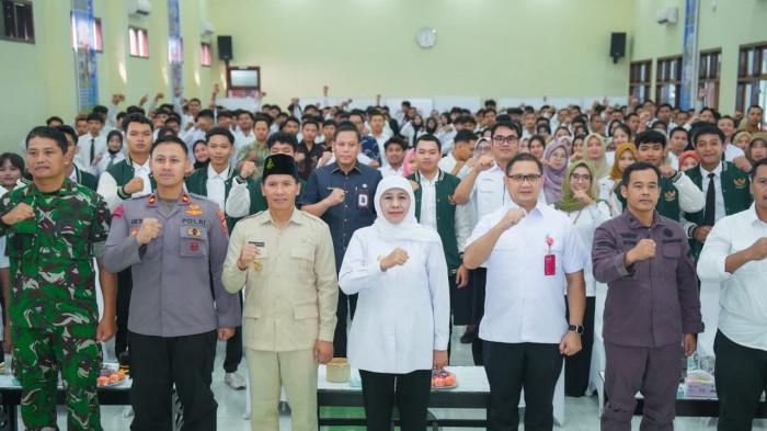 MAGANG LUAR NEGERI - Gubernur Jawa Timur Khofifah Indar Parawansa melepas sebanyak 1.790 murid peserta program magang kerja luar negeri serta alumni sebagai pekerja migran dari SMK wilayah Tulungagung, Trenggalek, dan Pacitan di SMKS Sore Tulungagung, Kamis (14/5/2026).