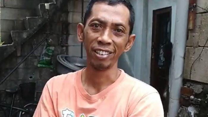 JAGA WAJAH BARU DOLLY - Jarwo, seorang penggerak UMKM lebih dari satu dekade menempuh jalan panjang perubahan demi jaga wajah baru Dolly. Ia menegaskan kawasan eks-Dolly tidak mengalami kebangkitan prostitusi, dan kasus yang mencuat baru-baru ini melibatkan pendatang, bukan warga setempat, Senin (24/11/2025).