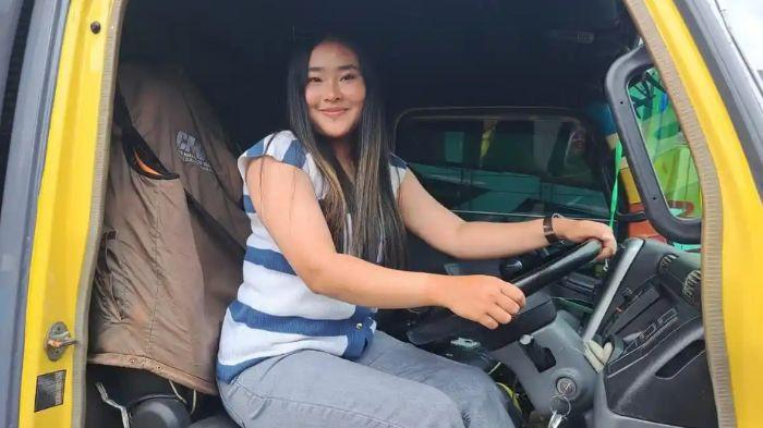 LADY DRIVER - Risma Ristiana (24) warga asli Banjarnegara saat berfoto di dalam truk. Baginya, menyetir bagian dari healing dan profesi sopir truk menjadi sumber kebahagiaannya, Minggu (23/11/2025).