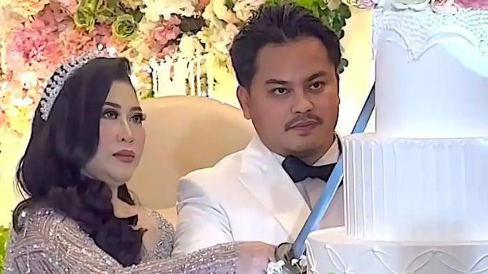 MENIKAH - Boiyen dan Rully Anggi Akbar menggelar akad dan resepsi pernikahannya di kawasan BSD, Tangerang Selatan, Sabtu (15/11/2025) yang dihadiri sederet kerabat artis Indonesia. Keduanya menjalin asmara selama dua tahun.