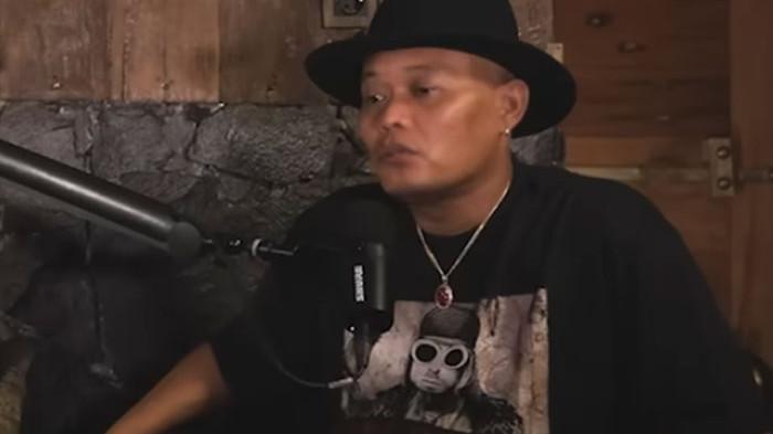 SUMBER PENGHASILAN - Tangkapan layar komedian Sule dalam podcast YouTube Nanda Persada yang diposting pada Jumat (31/10/2025). Sule mengatakan, dirinya bisa mendapat Rp10 juta dari live TikTok.