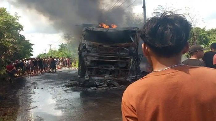 BUS KECELAKAAN MAUT - Kondisi bus ALS yang mengalami kecelakaan lalu terbakar di Simpang Danau, Kecamatan Karang Jaya,  Kabupaten Muratara, Rabu (6/5/2026). Berdasarkan informasi dari keterangan polisi, pengemudi mobil tangki Seleraya, Yanto, dan penumpangnya, Martini, dilaporkan tewas terbakar di dalam setelah kendaraan mereka dihantam bus ALS yang keluar jalur. Dok warga