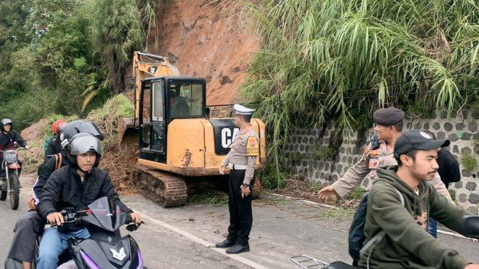 Tebing di Jalan Tembus Sarangan-Tawangmangu KM 211 Longsor saat Hujan Deras, Diberlakukan Buka Tutup