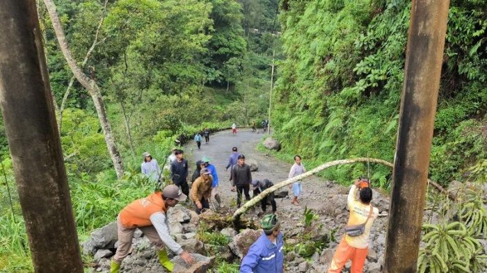 Diguyur Hujan Deras, Tebing 10 meter Longsor, Tutup Akses Jalan Wonomulyo-Genilangit Magetan
