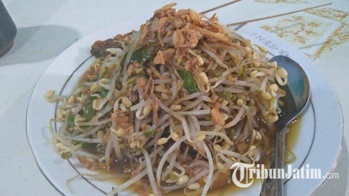 Lontong Balap di Warung Lontong Balap Pak Gendut Asli Surabaya, Rabu (27/3/2019).