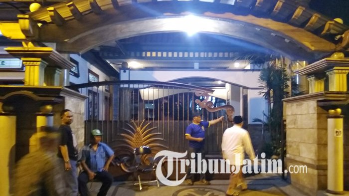 Abah Anton Jadi Tersangka, Rumahnya Langsung Dijaga Ketat Para Simpatisan