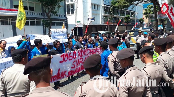 BREAKING NEWS: PMII Surabaya Gelar Demo di Depan Polrestabes Surabaya, ini Tuntutannya