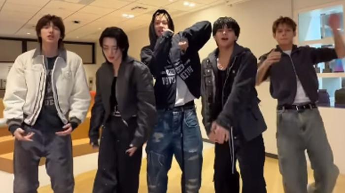 MAKNA LIRIK LAGU - CORTIS, boy band asal Korea Selatan. Salah satu lagunya yang kini tengah naik daun adalah GO!. Lagu tersebut menonjolkan semangat muda, keberanian, dan tekad mengejar mimpi tanpa menunggu izin orang lain, Selasa (11/11/2025).