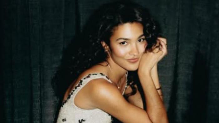 ARTI LAGU - Musisi asal Inggris, Olivia Dean. Lagu So Easy (To Fall in Love) milik Olivia Dean kini tengah menghiasi linimasa media sosial. Dalam lagu ini, Olivia menggambarkan bagaimana perasaan jatuh cinta yang cepat bisa terasa indah tetapi juga menegangkan, Sabtu (15/11/2025).