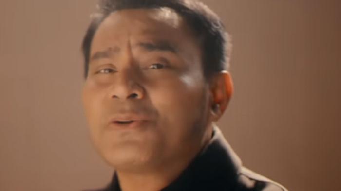 LIRIK LAGU TENANG - Tangkapan layar musisi Judika dalam video klip terbaru Tenang. Lagu yang dirilis pada 20 Agustus 2025 merupakan lagu pertama ciptaan musisi Rony Parulian yang dinyanyikan penyanyi lain, Rabu (12/11/2025).