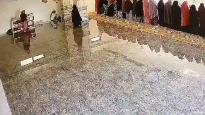 Aksi Maling Bercadar Hitam Terekam CCTV, Gasak Dompet Jemaah Salat di Masjid, Polisi Buru Pelaku