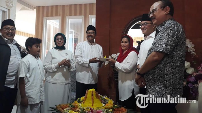 Tumpengan Kedua Setelah Coblosan, Mbak Puti Berikan Potongan Pertama kepada Gus Ipul