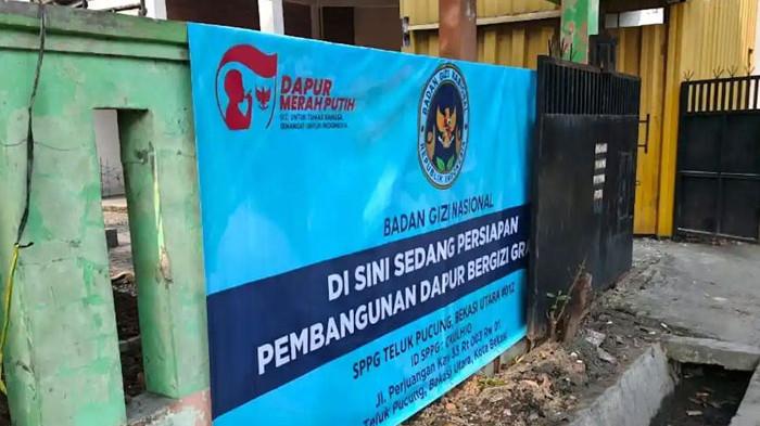 TOLAK DAPUR MBG - Selokan air yang dikhawatirkan berdampak menurut orang tua murid hingga pengelola SD Sagalife School, Kelurahan Teluk Pucung, Kecamatan Bekasi Utara, Kota Bekasi. Pembangunan dapur Makan Bergizi Gratis (MBG) atau Sentra Pelayanan Pemenuhan Gizi (SPPG) disebut belum berkoordinasi dengan lingkungan sekitar.