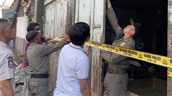 ORMAS KUASAI LAHAN - Polisi saat menyegel tiga kios di Pasar Keputran Surabaya yang dikuasai ormas, Rabu (18/6/2025).