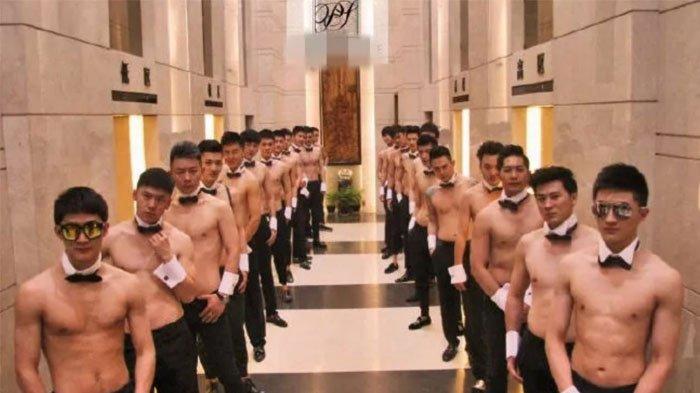 Klub Sosialita Wanita Kaya Bikin Geger Media Sosial, Pria Penghibur Dijamu Hadiah Mewah Saat Ultah