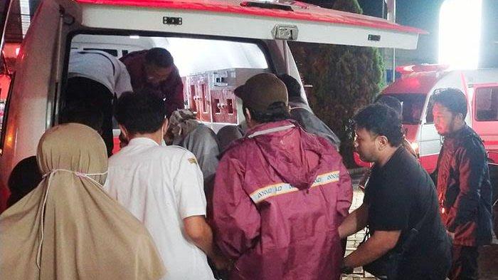 EVAKUASI - Haryono (49) dan Normawati (43), pasutri asal Desa Maron, Kecamatan Banyakan, Kabupaten Kediri, Jawa Timur, menjadi korban erupsi Gunung Semeru Jatim, Rabu (19/11/2025). Saat erupsi awan panas guguran, keduanya tengah melintas di Jembatan Besuk Kobokan, Desa Sumberwuluh, Kecamatan Candipuro, Kabupaten Lumajang. Korban dievakuasi menuju RSUD Pasirian Lumajang. 