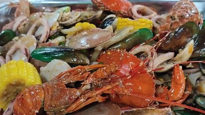 BANTAH GETOK HARGA - Ilustrasi makanan seafood. Pedagang berinisial Y buka suara terkait insiden pengunjung syok makan habis Rp16 juta, Kamis (30/10/2025) malam. Y mengatakan sudah memberitahu harga sejak awal.