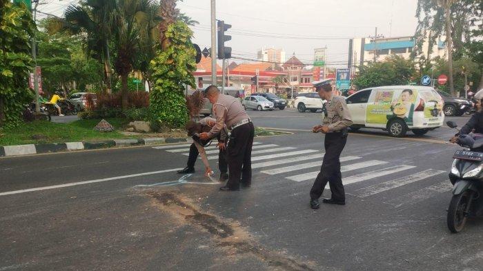EVAKUASI KORBAN KECELAKAAN - Saat petugas BPBD dan Polisi mengevakuasi jenazah korban untuk dievakuasi ke kamar mayat RSUD dr Soetomo Surabaya. Lalu, Anggota Unit Laka Satlantas Polrestabes Surabaya melakukan olah TKP