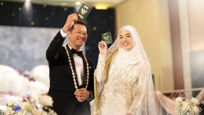 PERSELINGKUHAN - Alexander Assad merupakan seorang pengusaha yang menjadi mualaf sebelum menikah dengan Clara Shinta. Alexander Assad menggeluti usaha di bidang pertambangan dan penyewaan mobil mewah dengan nama Lex Premium Class. Ia kini diduga berselingkuh dari Clara, Selasa (31/3/2026).