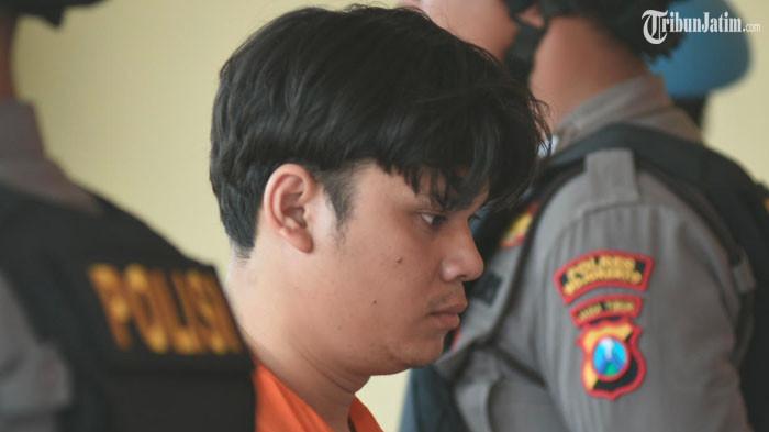 PELAKU MUTILASI - Tersangka Alvi mengakui perbuatannya, membunuh dan memutilasi korban TAS (25) gadis asal Lamongan yang merupakan pacarnya dalam pers rilis yang digelar Polres Mojokerto, Senin (8/9/2025). Tersangka dengan sering diomeli korban yang temperamental dan dituntut ekonomi untuk membeli barang dan kebutuhan hidup mewah.