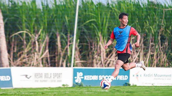 LATIHAN - Bek kanan anyar Persik Kediri, Henhen Herdiana, resmi mulai mengikuti latihan bersama skuad Macan Putih pada Rabu (3/9/2025). Latihan tersebut digelar di Kediri Soccer Field.