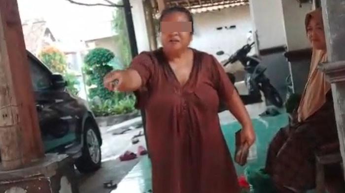 LAPAK PEDAGANG JOMBANG - Tangkapan layar video yang menunjukkan pembeli yang marah-marah dan mengembalikan melon yang sudah dibeli alasan tidak manis di Dusun Kalianyar, Desa Jogoroto, Kecamatan Jogoroto, Kabupaten Jombang, Jawa Timur, Kamis (25/9/2025). Gegara melon tak manis, konsumen acak-acak lapak pedagang.
