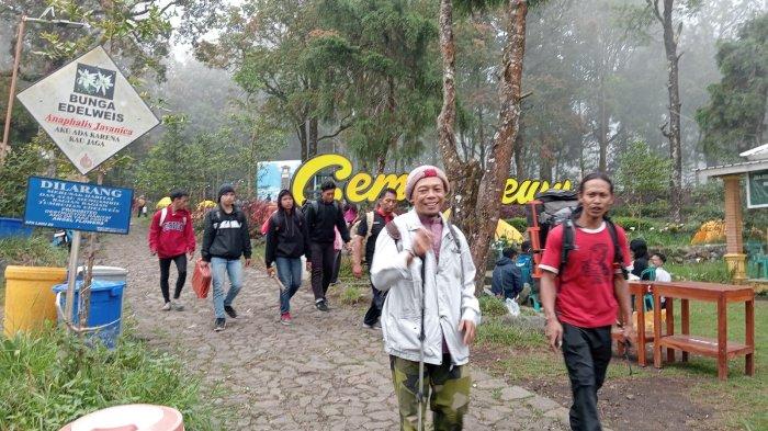 Para Pendaki menikmati pemandangan alan Gunung Lawu via Cemorosewu, Desa Ngancar, Kecamatan Plaosan, Kabupaten Magetan, Minggu (7/7/2024)