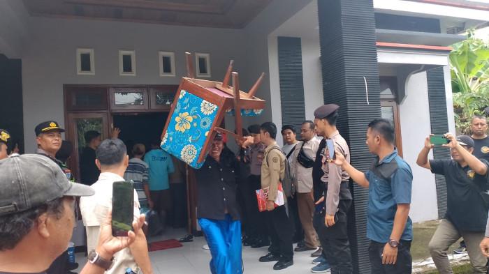 Pengadilan Negeri Bojonegoro Eksekusi Rumah Paniteranya, Pemilik: Pak Prabowo Tolong!