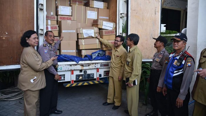 Dikawal Polisi, 620 Boks LJK dan Soal USBN Tingkat SD/MI Tiba di Dispendik Surabaya