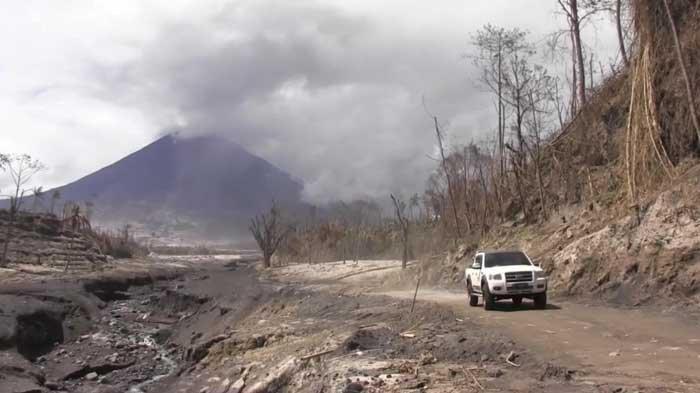 Warga Nekat Lewati Jalur Lahar Gunung Semeru untuk Akses Mobilitas: Jembatannya Belum Jadi