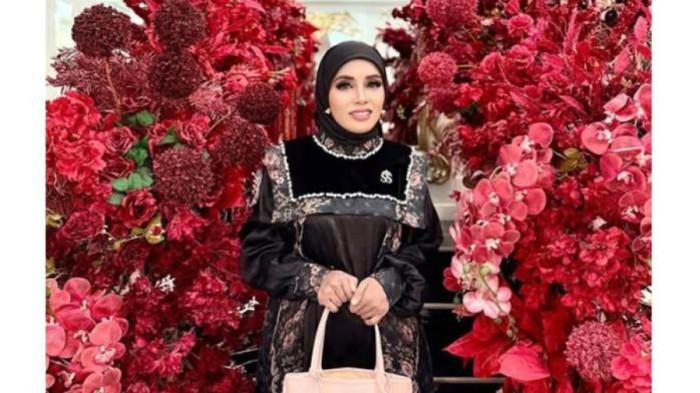 PENGHASILAN MELEJIT - Kehidupan Safitri setelah mendapat banyak sorotan dari publik, termasuk selebgram sekaligus pengusaha, Shella Saukia. Penghasilan yang didapat Safitri berkat proyek dari Shella mencapai Rp233 juta, Selasa (4/11/2025).