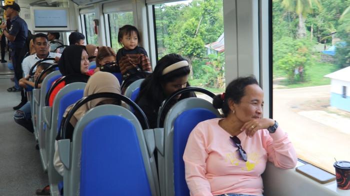 NIKMATI PERJALANAN - Penumpang menikmati perjalanan menggunakan KA Perintis Makassar–Parepare di Sulawesi Selatan. KAI Daop 8 Surabaya mengimbau masyarakat untuk tidak beraktivitas di jalur rel demi keselamatan bersama.