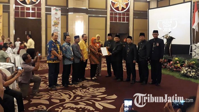 Ditetapkan Jadi Gubernur Terpilih, Khofifah Berikan 'Hadiah' Pantun untuk Gus Ipul-Mbak Puti