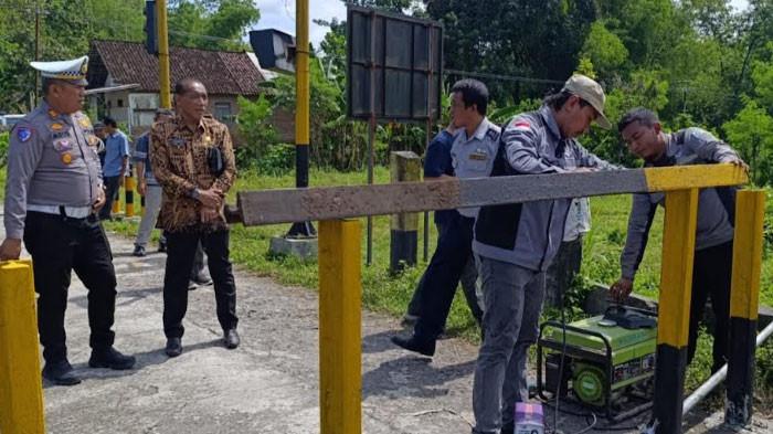 DITUTUP - Petugas menutup total perlintasan sebidang tanpa palang pintu untuk akses kendaraan di Dusun Sendung, Desa Ngaglik, Kecamatan Srengat, Kabupaten Blitar, Kamis (12/2/2026). Sehari sebelumnya, pengendara sepeda motor tewas tertabrak kereta api (KA) di perlintasan.
