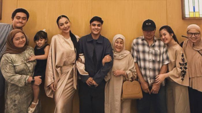 DAMAI - Penyanyi Denada bertemu dengan Ressa Rizky Rossano. Ia meminta gugatan dicabut. Denada disebut serius dengan masa depan Ressa dengan berkonsultasi melalui notaris. Senada dengan Denada, Ressa juga hanya ingin berdamai dengan mantan istri Jerry Aurum tersebut, Kamis (26/3/2026).