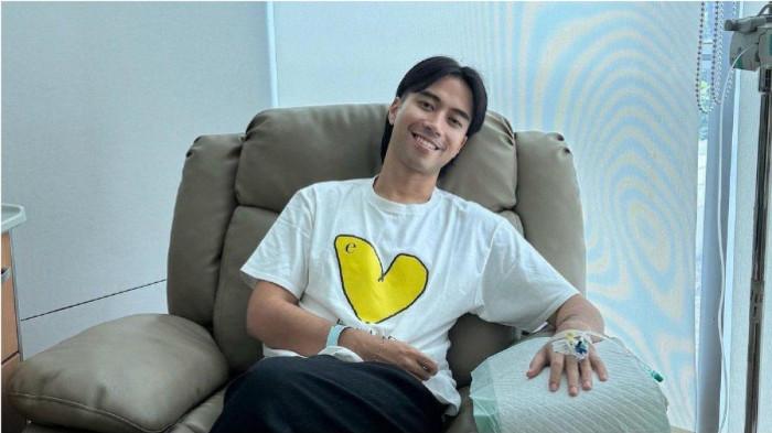 KEMOTERAPI - Penyanyi Vidi Aldiano mengungkap perubahan kulit di tubuhnya setelah menjalani kemoterapi kanker ginjal. Suami Sheila Dara tersebut menjadi pejuang kanker sejak 2019.