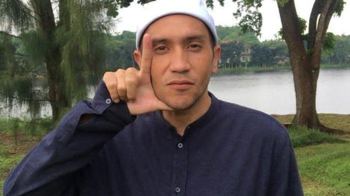 MENINGGAL DUNIA - Aktor Gary Iskak meninggal dunia usai kecelakaan motor pada Sabtu (29/11/2025). Informasi yang diterima menyebut kecelakaan terjadi di Jalan Kesehatan, Bintaro, dan Gary tengah mengendarai motor RX-King. 
