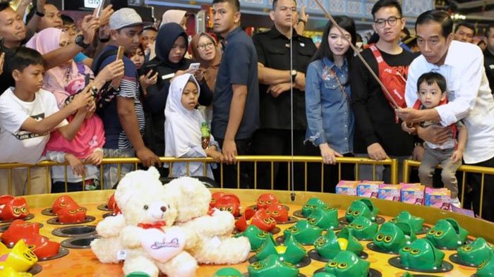 Dipakai Ngemall Bareng Jokowi, Harga Kemeja-Sepatu Jan Ethes Fantastis, Setara Milik Gibran Ayahnya!