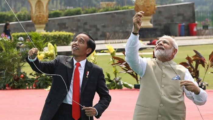 Aksi Seru Jokowi Kedatangan Perdana Menteri India, Tertawa Lepas Main Layangan hingga Ajak ke Monas
