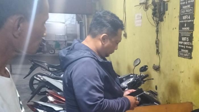 MENINGGAL MENDADAK - Korban Hugeng Sudiastono meninggal mendadak di warung kopi Dusun Kutil, Desa Gempolkurung, Kecamatan Menganti, Kabupaten Gresik, Minggu (25/1/2026) dinihari.