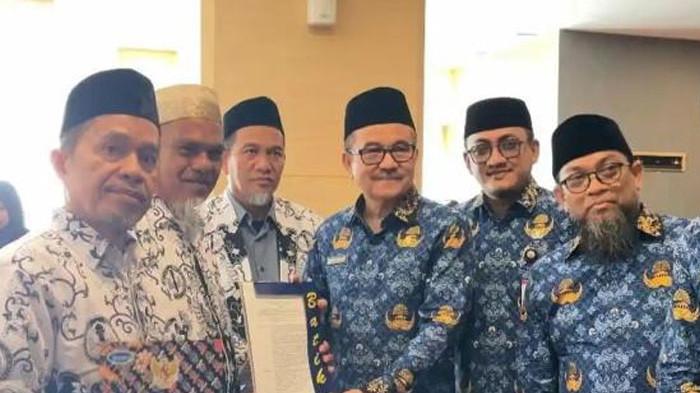 AKTIF - Abdul Muis dan Rasnal saat menerima SK pengaktifan kembali sebagai ASN di Kantor Gubernur Sulsel, Senin (17/11/2025). Abdul Muis dan Rasnal kini lega setelah menerima SK pengaktifkan, keduanya kini siap mengajar dan meminta kasus polemik PTDH dihentikan.